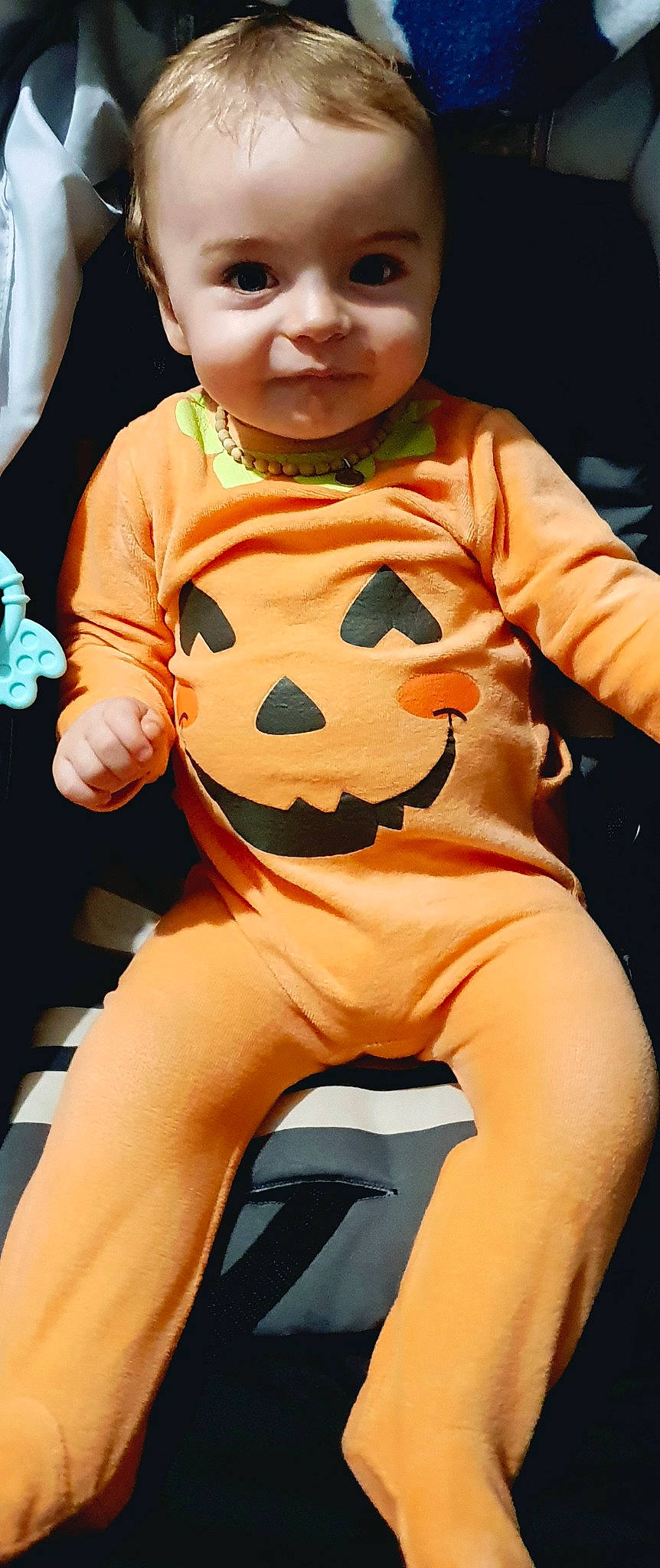 Nohlan a rejoint le concours — aidez-le/la à gagner de superbes lots ! baby_toddler_clothing, child, cool, costume, eyewear, finger, flooring, fun, happy, mouth, orange, person, personal_protective_equipment, sleeve, stuffed_toy, t_shirt, textile, thigh, thumb, toddler