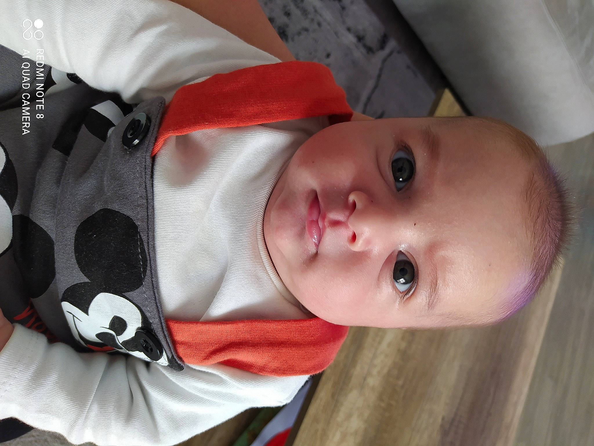 Milan Ayaz a rejoint le concours — aidez-le/la à gagner de superbes lots ! baby, baby_toddler_clothing, cheek, chin, eyebrow, eyelash, hair, hairstyle, human_body, iris, lip, mammal, mouth, nose, organ, person, product, skin, sleeve, smile