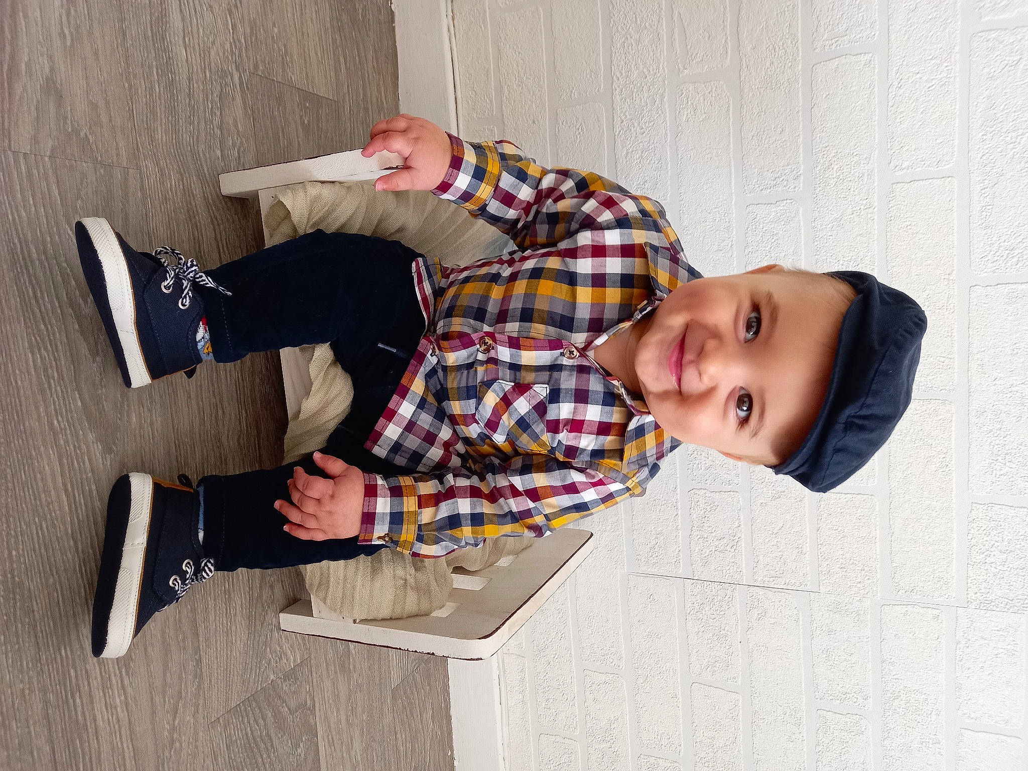 Milan Ayaz participe au concours pour gagner de l'argent avec cette photo : child, collar, comfort, dress_shirt, flooring, fun, headwear, joy, pattern, person, plaid, room, sitting, sleeve, smile, tartan, toddler, wood