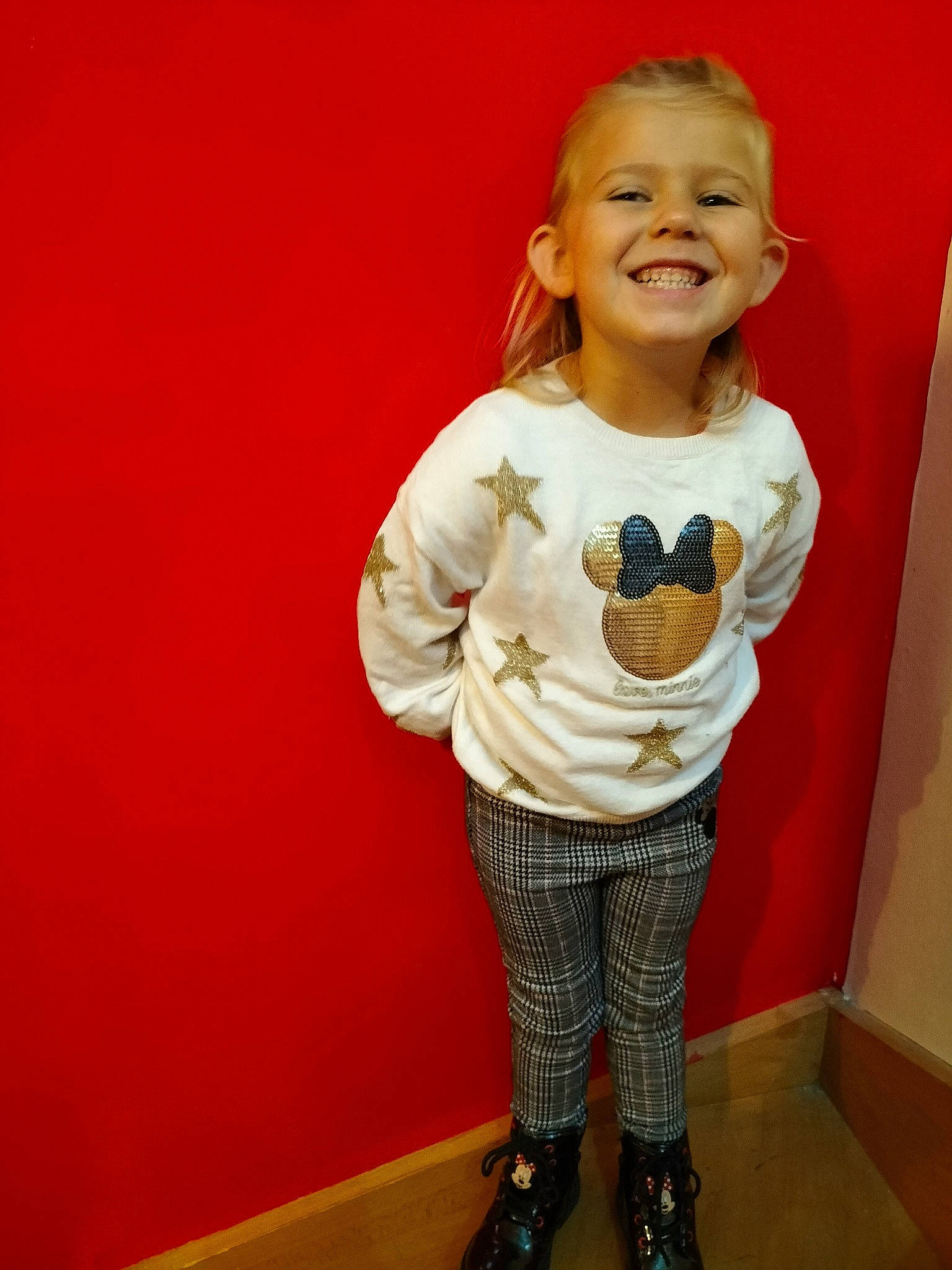 Zélie participe au concours pour gagner de l'argent avec cette photo : baby_toddler_clothing, blond, cheek, child, fashion_design, flooring, fun, gesture, happy, head, joint, joy, knee, magenta, pattern, person, sleeve, smile, t_shirt, thigh