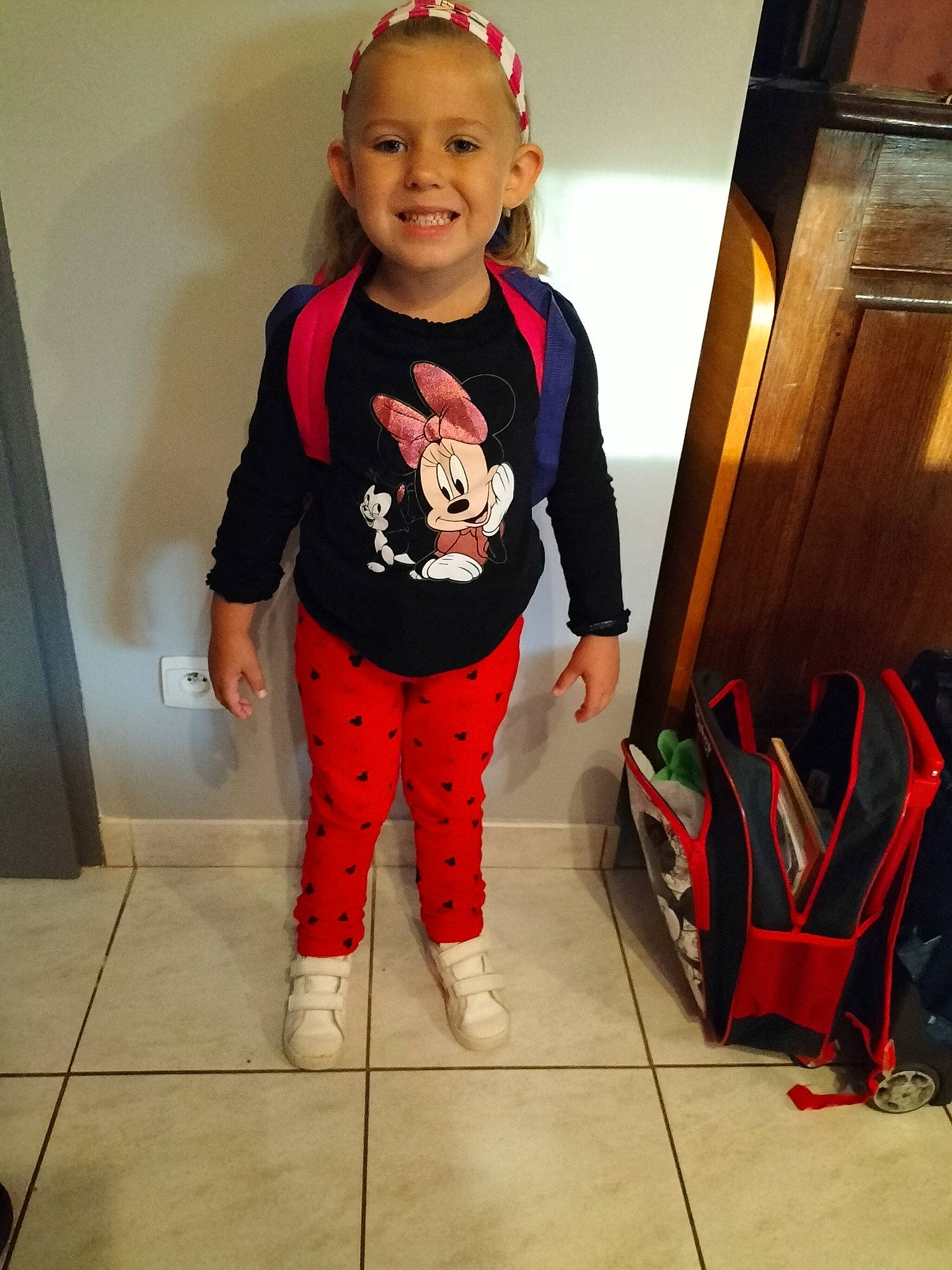 Zélie a rejoint le concours — aidez-le/la à gagner de superbes lots ! active_pants, baby_toddler_clothing, child, dress, fashion_design, floor, flooring, hairstyle, happy, human_leg, joy, leg, person, shoe, sleeve, smile, sportswear, standing, t_shirt, thigh