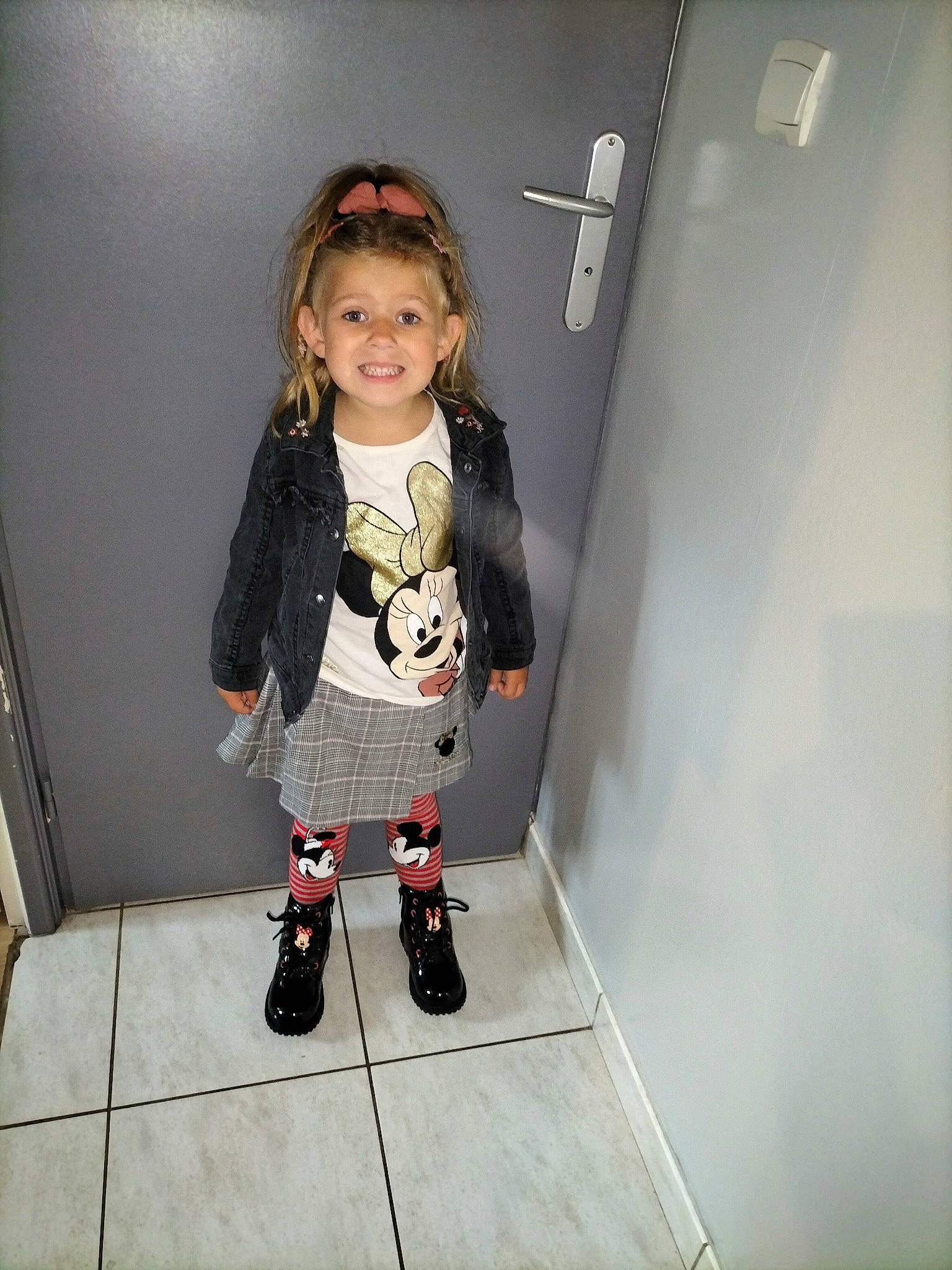 Zélie participe au concours pour gagner de l'argent avec cette photo : baby_toddler_clothing, boot, child, costume, face, fashion_accessory, fashion_design, flooring, fun, human_leg, joy, knee, leggings, pattern, person, room, sandal, sleeve, smile, sock
