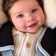 Léon participe au concours pour gagner de l'argent avec cette photo : baby, smiling, face, eyes, knit_sweater, button, car_seat, straps, child, infant, closeup, portrait, cute, happy, cozy, clothing, seat_belt, head, baby_fashion, indoors