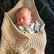Arwen participe au concours pour gagner de l'argent avec cette photo : newborn, baby, sleeping, blanket, knitted, cozy, infant, cute, soft, clothing, animal_face, portrait, resting, comfort, child, indoors, peaceful, wrapped, fabric, bed