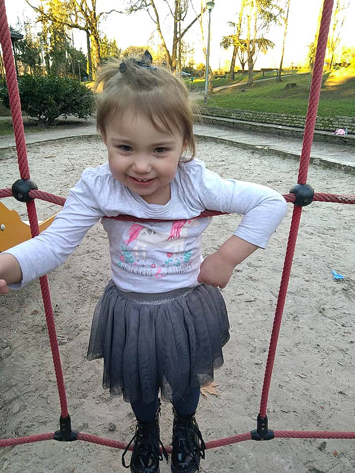 Iliana participe au concours pour gagner de l'argent avec cette photo : child, fun, joy, leisure, outdoor_play_equipment, person, play, playground, public_space, recreation, smile, swing, toddler