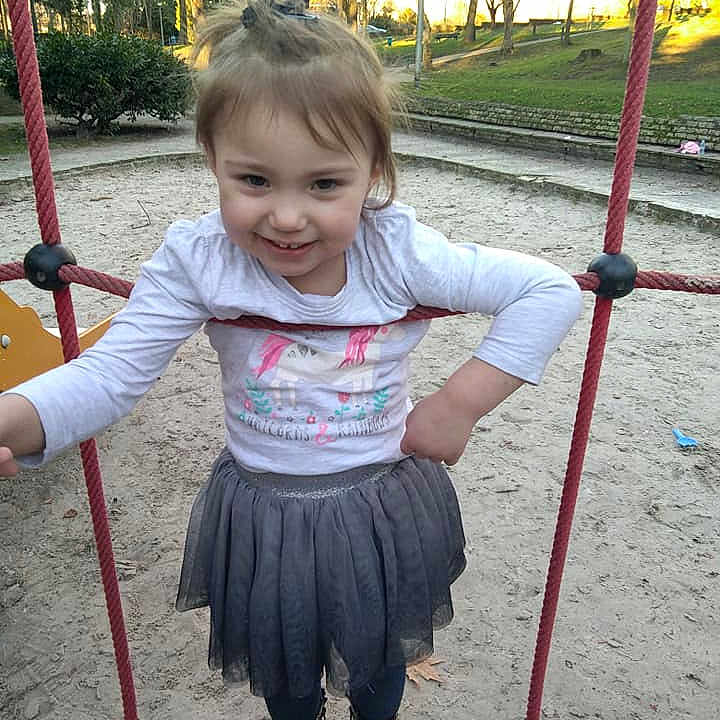 Iliana participe au concours pour gagner de l'argent avec cette photo : child, fun, joy, leisure, outdoor_play_equipment, person, play, playground, public_space, recreation, smile, swing, toddler