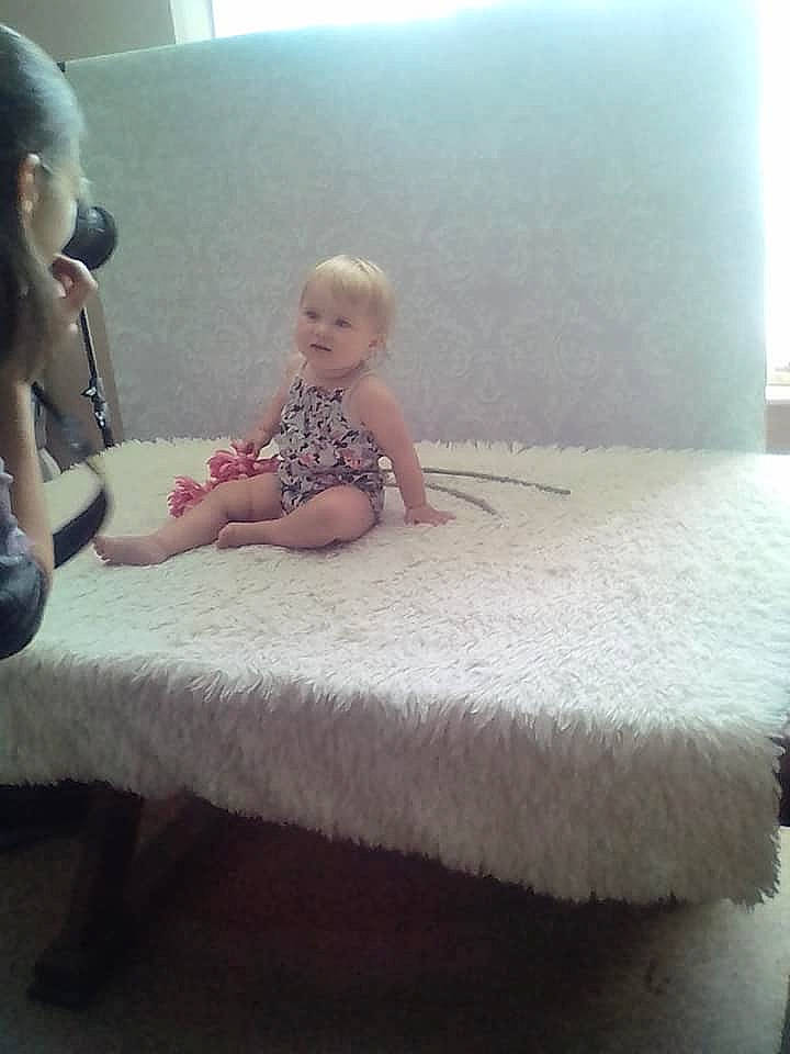 Mylena Quenon participe au concours pour gagner de l'argent avec cette photo : bed, chair, child, couch, day, floor, flooring, furniture, girl, infant, joint, leg, mattress, person, product, sitting, table, textile, toddler