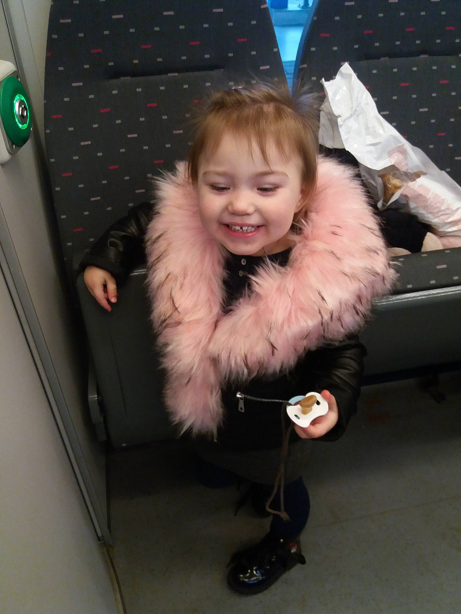 Iliana a rejoint le concours — aidez-le/la à gagner de superbes lots ! child, ear, eye, fun, fur, fur_clothing, girl, hair, head, joy, mammal, organ, person, product, skin, smile, snapshot, textile, toddler