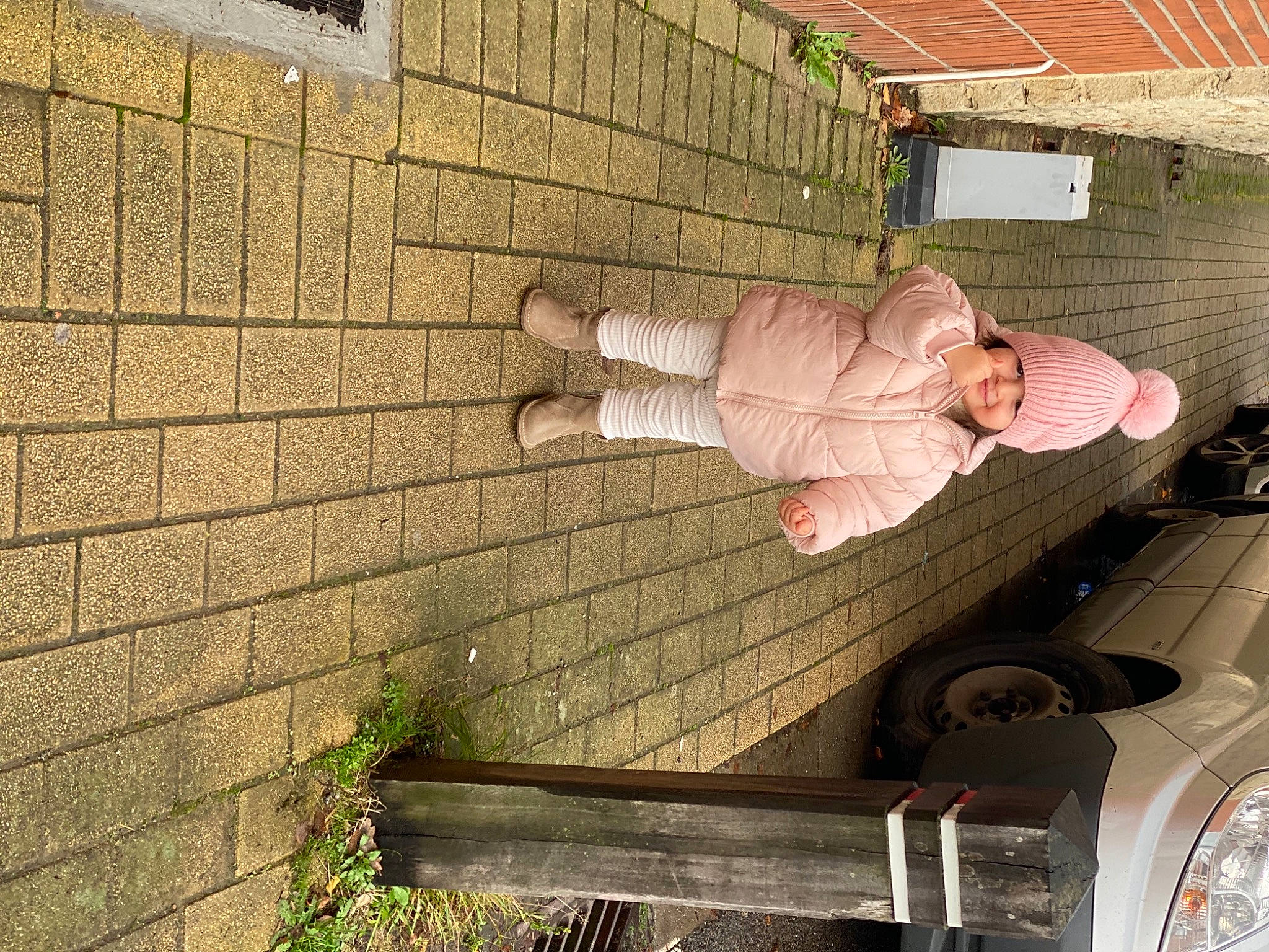 Idil a rejoint le concours — aidez-le/la à gagner de superbes lots ! automotive_exterior, automotive_tire, baby, baby_products, baby_toddler_clothing, brick, brickwork, child, concrete, grass, headwear, motor_vehicle, person, plant, sitting, tire, toddler, tree, vehicle, vehicle_door