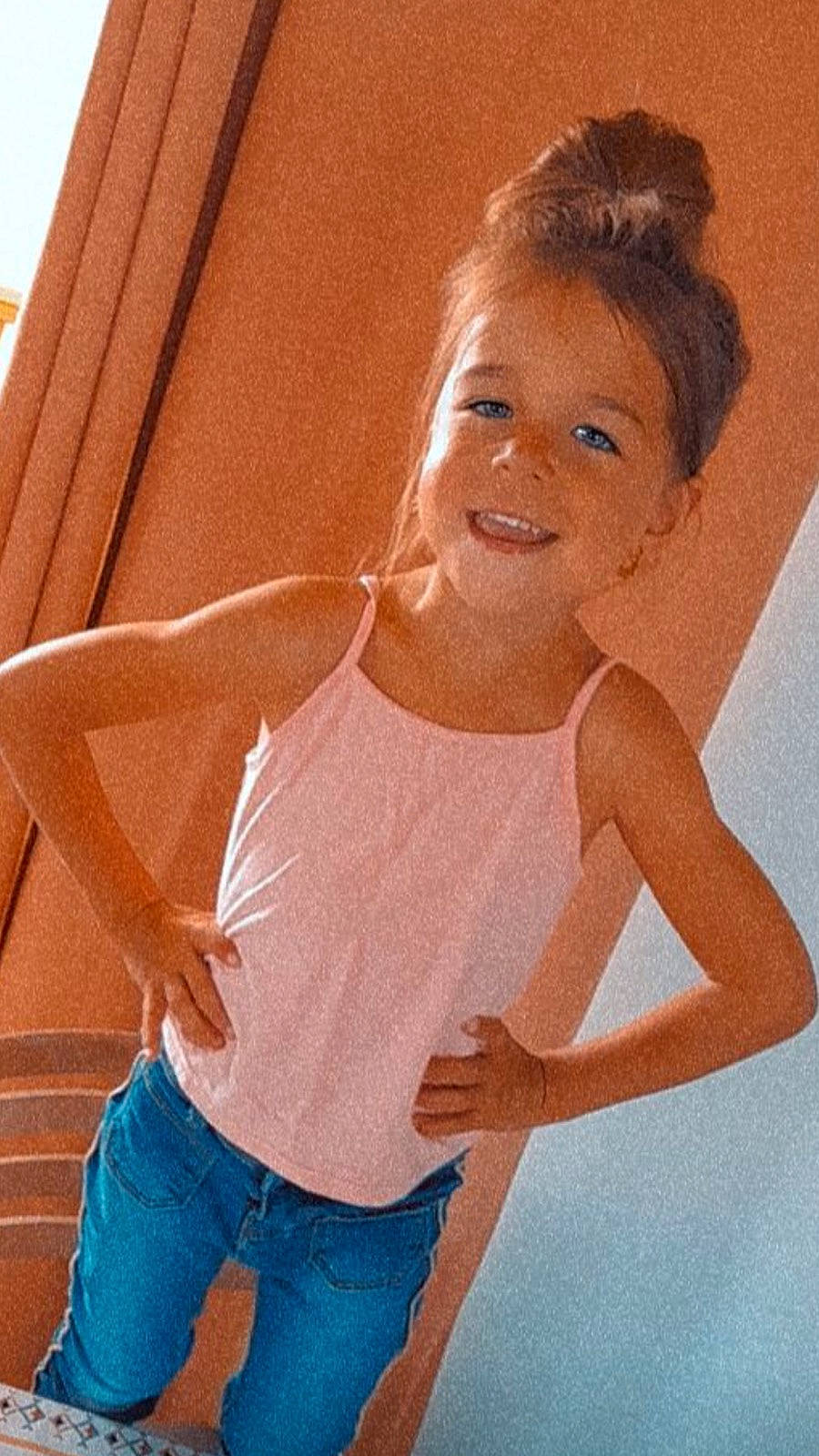 Lya participe au concours pour gagner de l'argent avec cette photo : art, chest, chin, cool, eyebrow, fun, gesture, hair, happy, head, joy, lip, mouth, neck, person, shoulder, skin, sleeve, smile, t_shirt