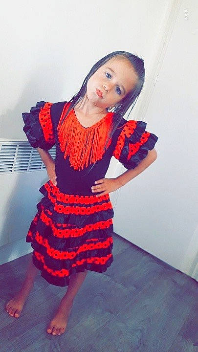 Lya a rejoint le concours — aidez-le/la à gagner de superbes lots ! arm, black_hair, day_dress, dress, fashion_design, fashion_model, flash_photography, hair, human_body, joint, knee, leg, neck, one_piece_garment, orange, person, sleeve, street_fashion, thigh, trunk