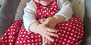 Théa a rejoint le concours — aidez-le/la à gagner de superbes lots ! baby, baby_seat, child, clapping_hands, clothing, comfort, cute, expression, face, foot, hand, happy, indoors, infant, joyful, person, polka_dot, red_dress, seat, smiling