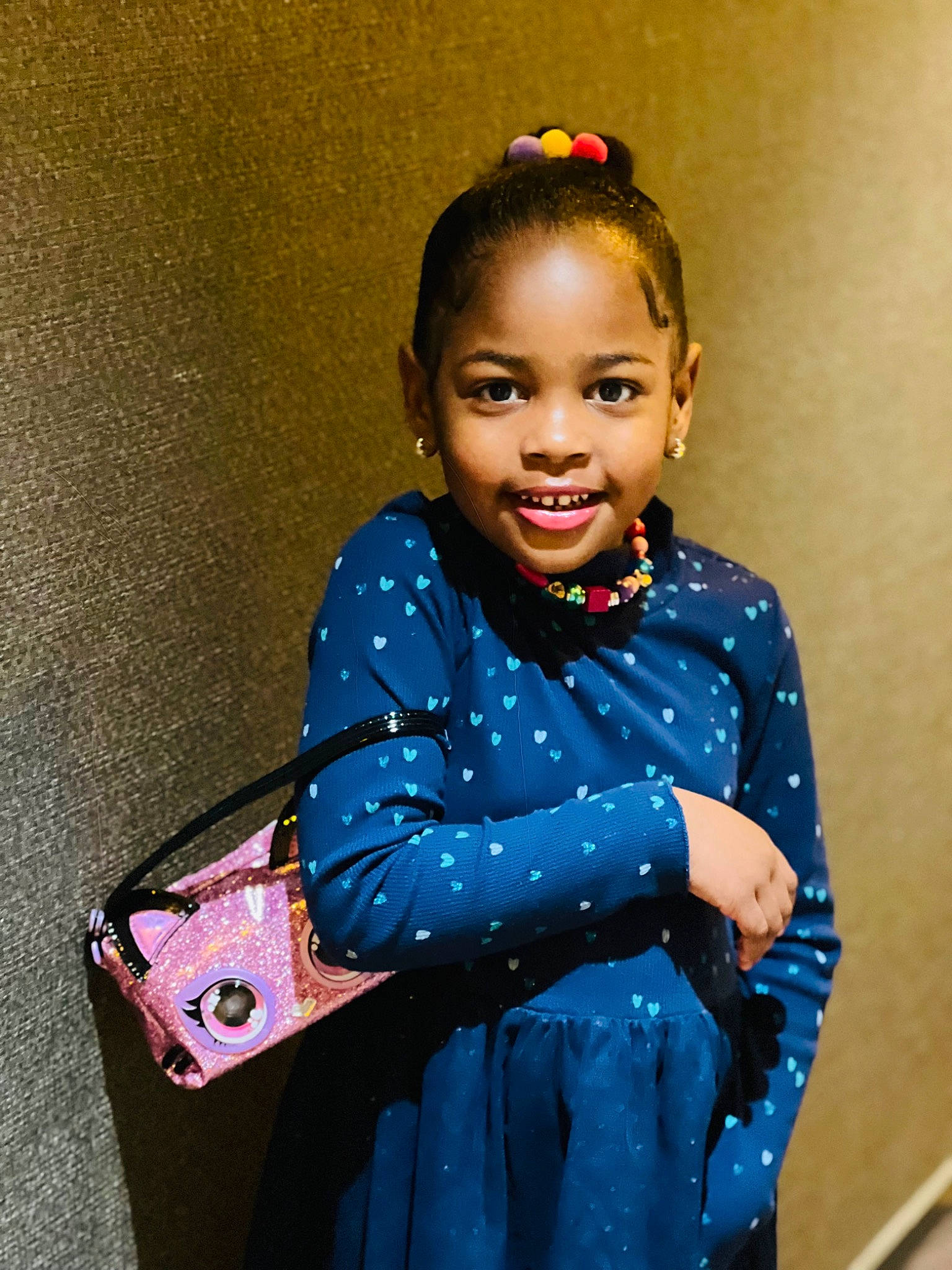 Owensia a rejoint le concours — aidez-le/la à gagner de superbes lots ! baby_toddler_clothing, bag, child, chin, clothing, cool, electric_blue, fashion_accessory, fashion_design, fun, hair, happy, jewellery, joy, magenta, neck, pattern, person, sleeve, smile