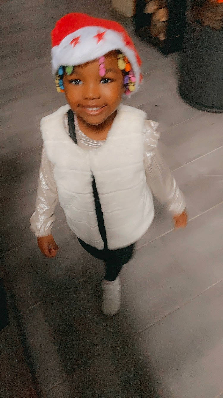 Kimberly a rejoint le concours — aidez-le/la à gagner de superbes lots ! cap, child, costume, costume_hat, dress, event, fashion_design, flash_photography, flooring, fun, fur, gesture, happy, headwear, human_body, joy, leg, person, shoe, sleeve