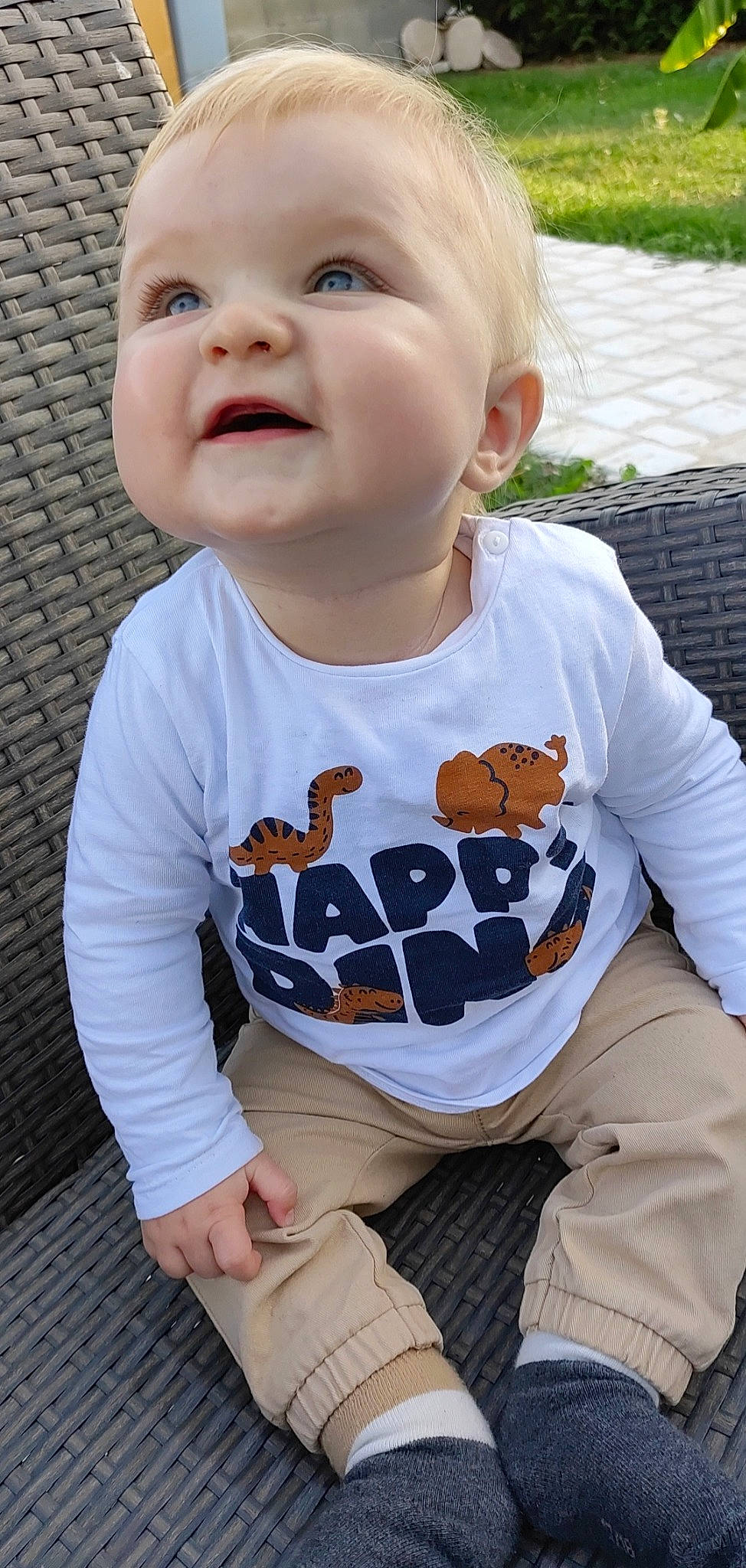 Malo a rejoint le concours — aidez-le/la à gagner de superbes lots ! baby_toddler_clothing, beauty, cheek, clothing, cool, face, facial_expression, happy, head, human, mouth, neck, nose, person, product, skin, sleeve, standing, t_shirt, toddler