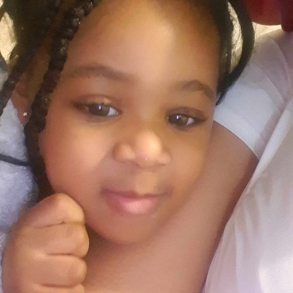 Pauline Gabriella participe au concours pour gagner de l'argent avec cette photo : accessories, bodypart, child, face, female, finger, girl, hair, hand, happy, head, jewelry, mouth, person, photography, portrait, selfie, smile, teeth, wrist