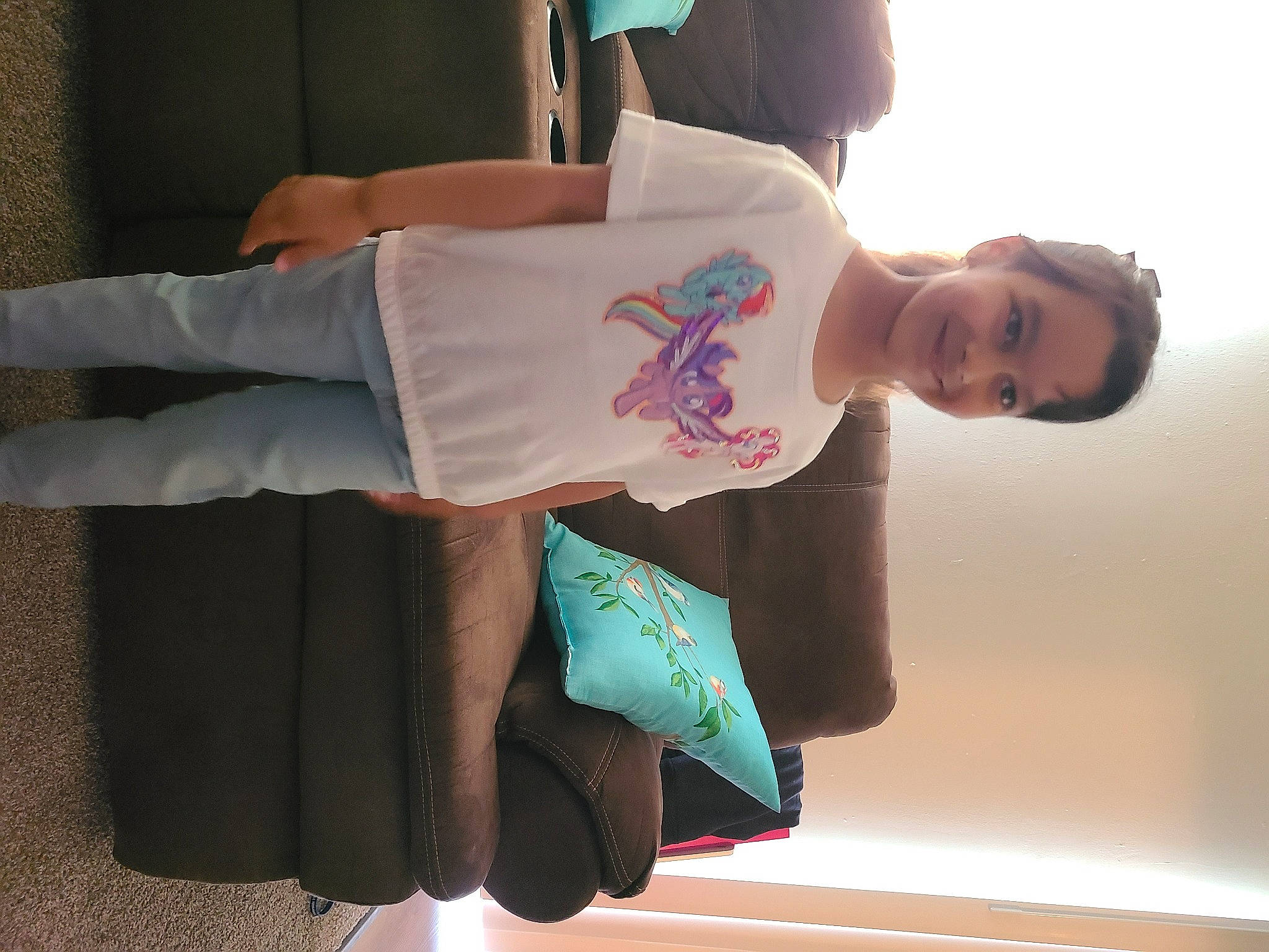 Sara is registered to the contest to win money with this photo: elbow, fun, gesture, happy, human_leg, joint, joy, knee, leisure, magenta, person, room, shoulder, sky, sleeve, t_shirt, thigh, travel, waist, wrist