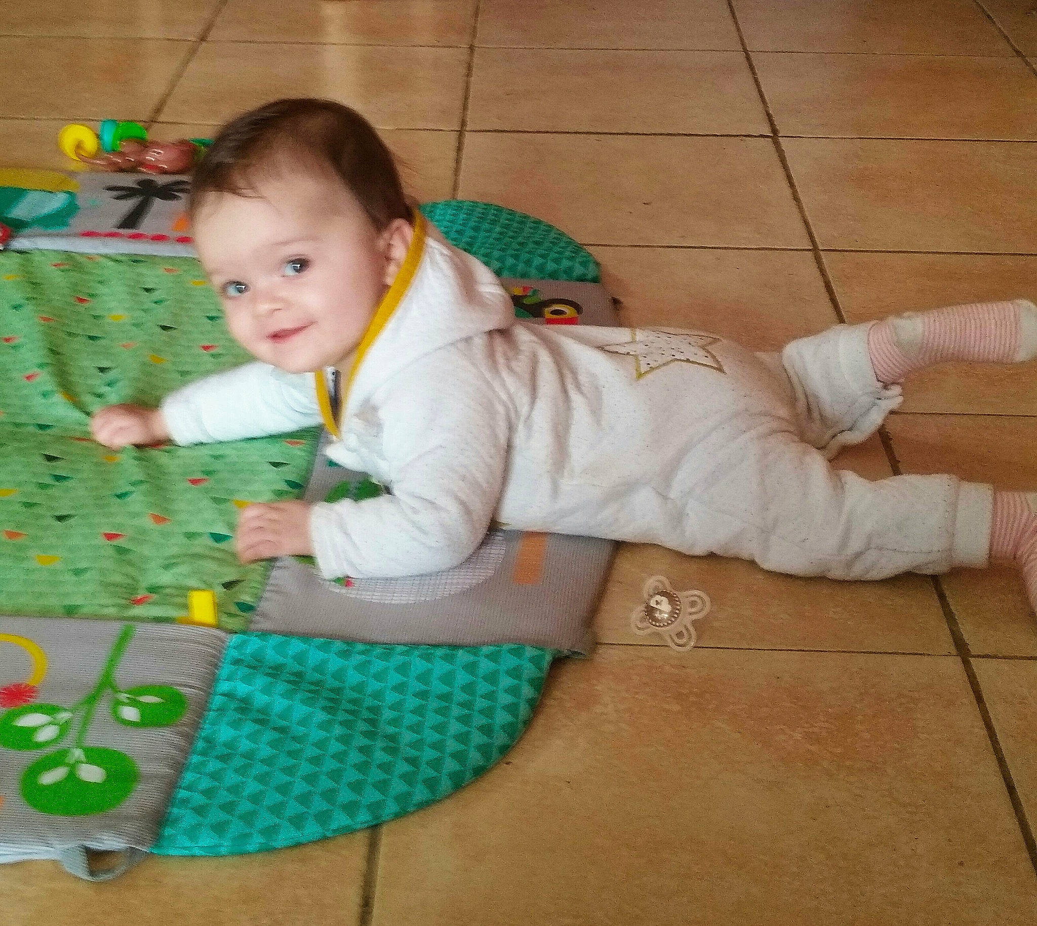 Athénaïs participe au concours pour gagner de l'argent avec cette photo : baby, baby_products, baby_toddler_clothing, baby_toys, child, comfort, flooring, fun, grass, hardwood, linens, nap_mat, nightwear, pattern, person, play, playmat, sitting, sleeve, toddler