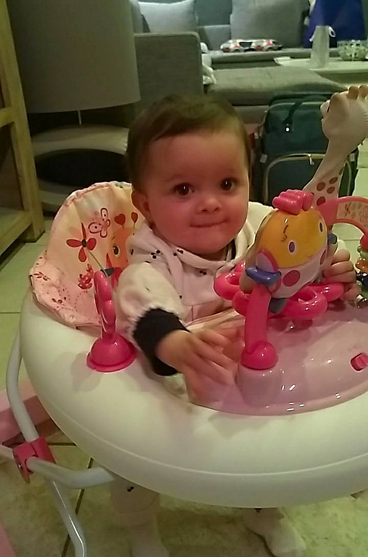 Athénaïs a rejoint le concours — aidez-le/la à gagner de superbes lots ! baby, baby_products, baby_toddler_clothing, carmine, chair, cheek, child, circle, event, facial_expression, fun, happy, human_body, person, pink, product, sitting, skin, smile, sweetness