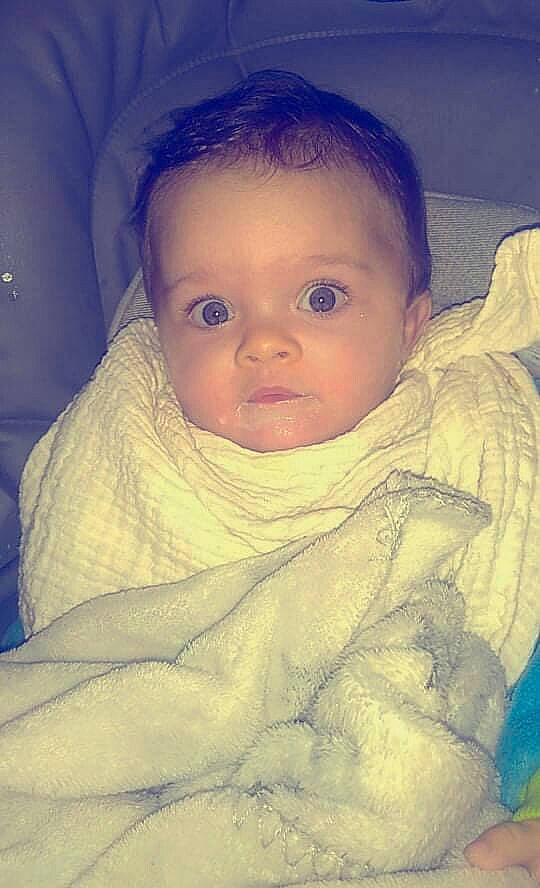 Athénaïs participe au concours pour gagner de l'argent avec cette photo : baby, cheek, child, cloud, comfort, ear, eye, eyebrow, eyelash, forehead, happy, human_body, iris, lip, mouth, nose, person, skin, sleeve, smile