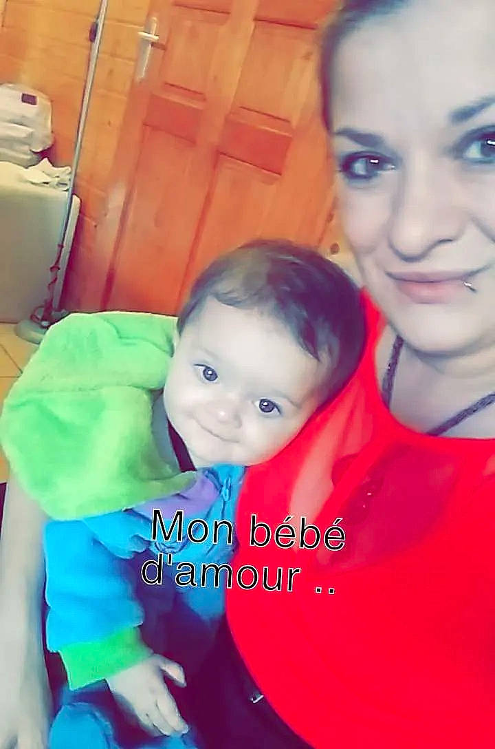 Athénaïs a rejoint le concours — aidez-le/la à gagner de superbes lots ! baby, child, cool, electric_blue, eye, face, facial_expression, friendship, fun, happy, joy, lap, mouth, nose, people, person, selfie, shoulder, skin, smile