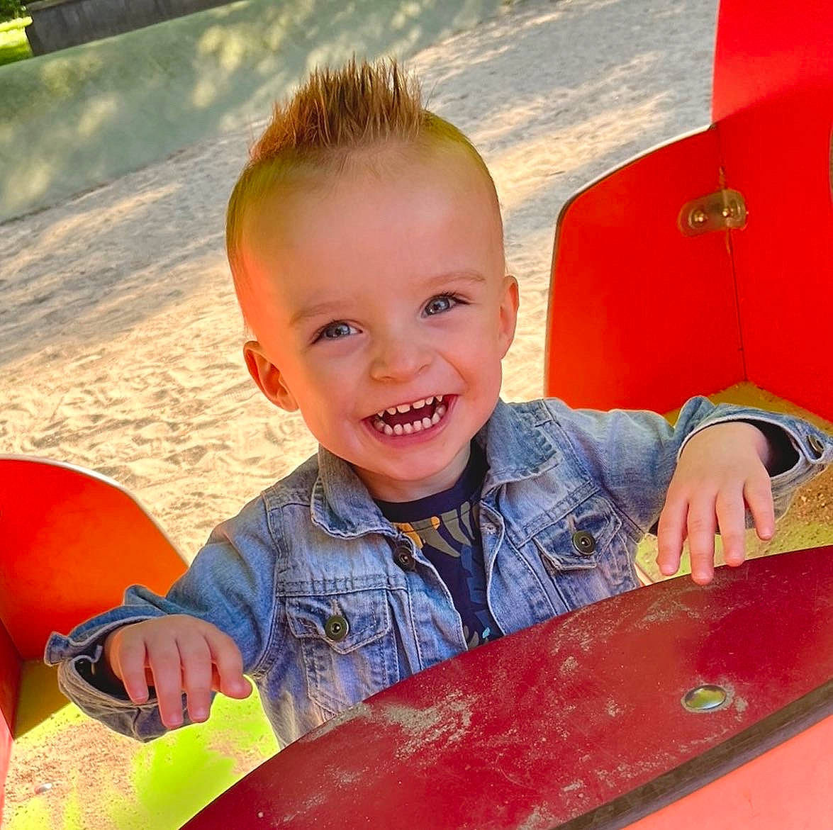 Ayden a rejoint le concours — aidez-le/la à gagner de superbes lots ! automotive_exterior, bumper, child, fun, grass, happy, joy, leisure, motor_vehicle, outdoor_play_equipment, person, personal_protective_equipment, photograph, play, recreation, sitting, smile, snapshot, toddler, travel