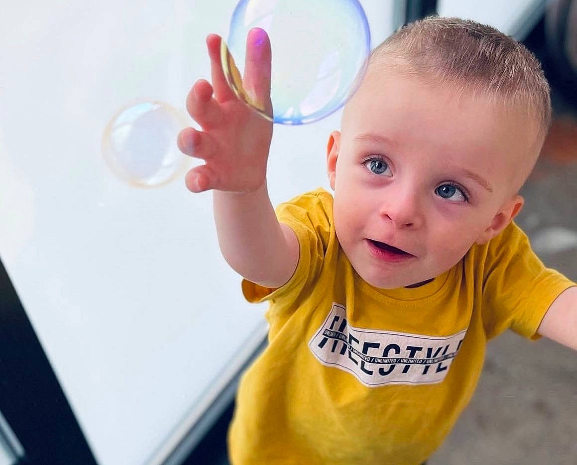 Ayden participe au concours pour gagner de l'argent avec cette photo : arm, baby, baby_grabbing_for_something, baby_toddler_clothing, cheek, child, finger, flooring, fun, gesture, hand, happy, leisure, nose, person, play, sleeve, smile, t_shirt, thumb