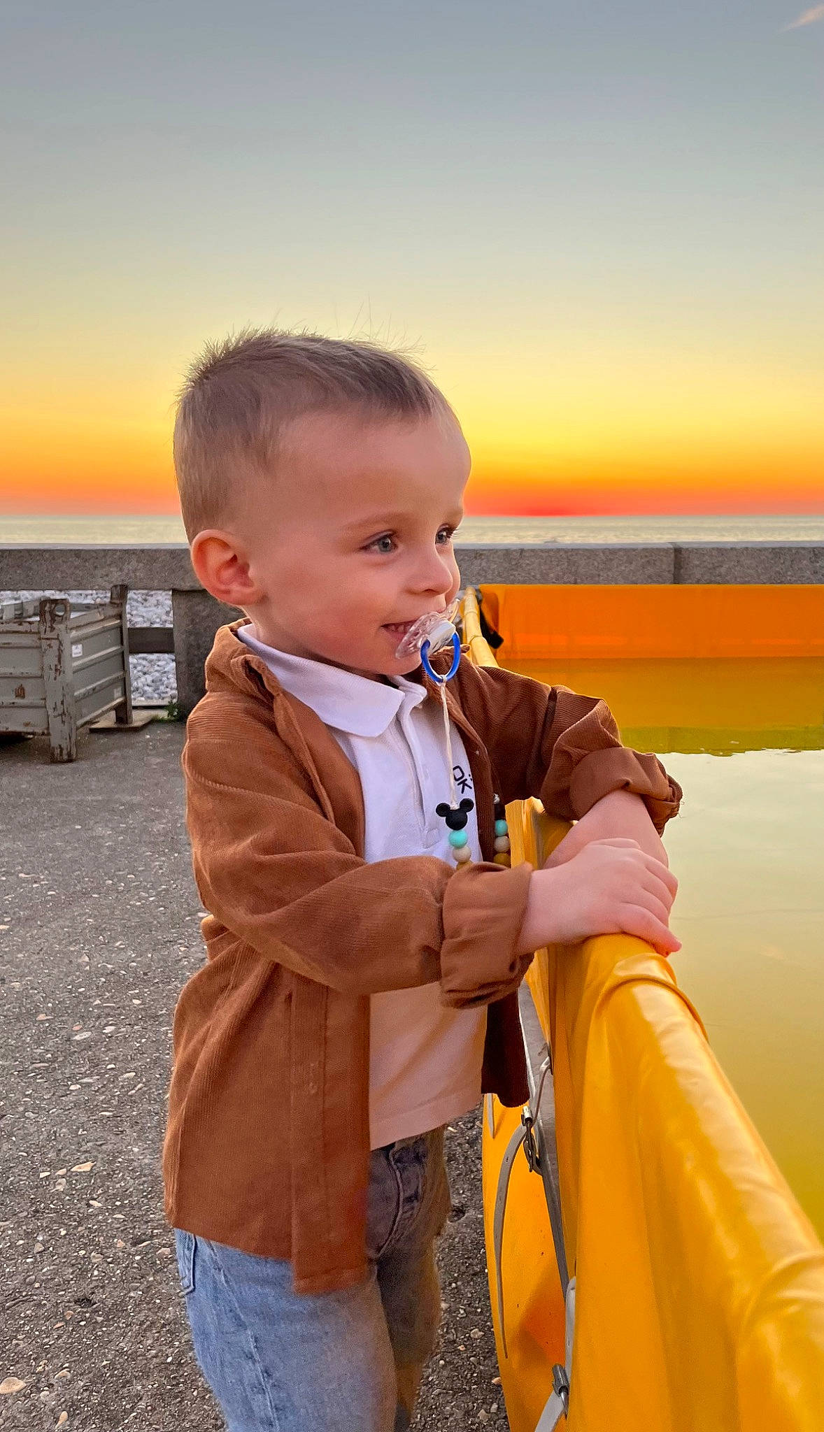 Ayden participe au concours pour gagner de l'argent avec cette photo : boats_and_boating_equipment_and_supplies, child, coast, event, fun, happy, horizon, landscape, leisure, natural_environment, ocean, outerwear, people_in_nature, person, recreation, sand, sky, toddler, tourism, travel