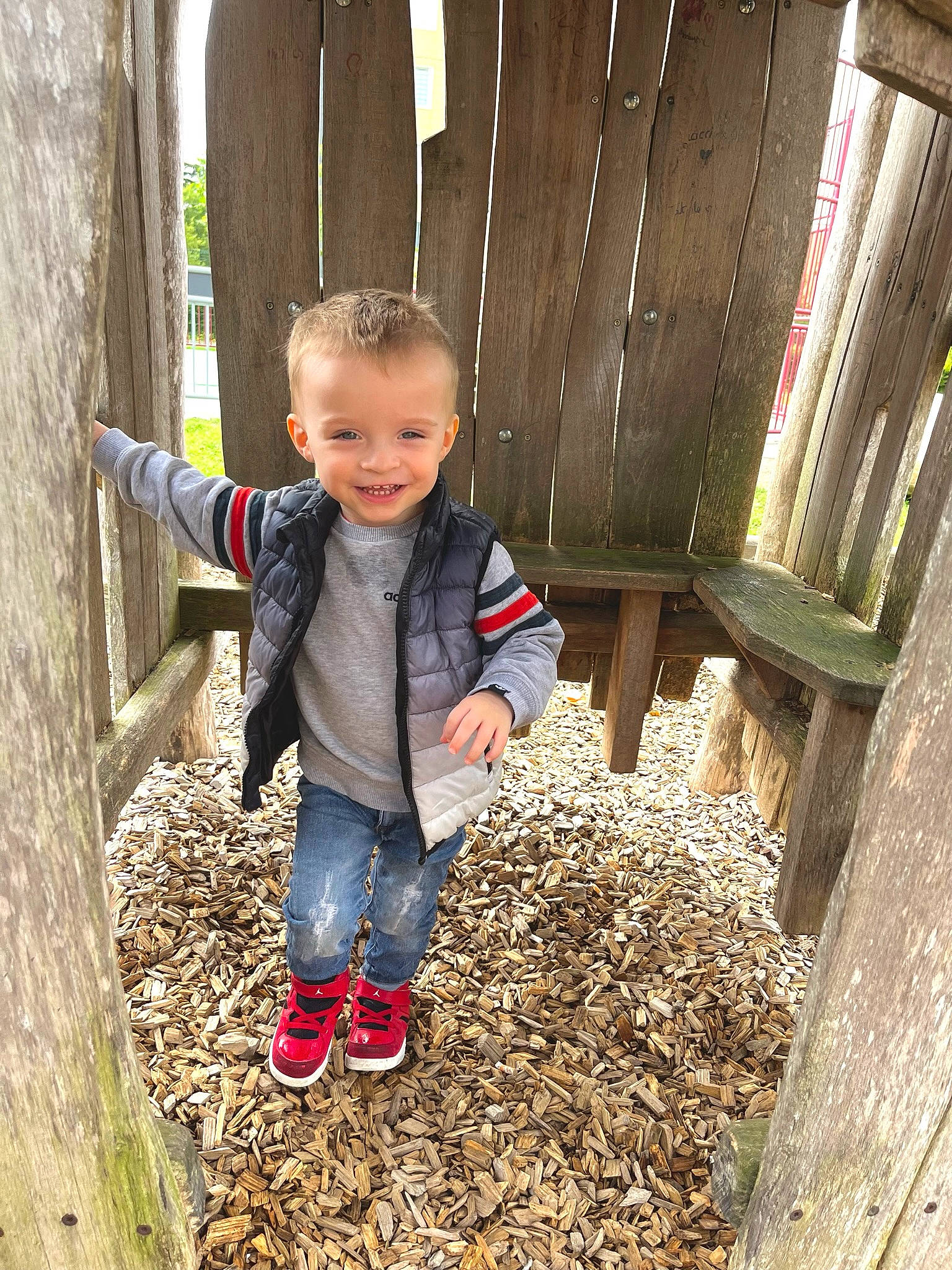 Ayden a rejoint le concours — aidez-le/la à gagner de superbes lots ! baby_toddler_clothing, child, denim, eye, face, fun, grass, happy, head, jacket, joy, leisure, people_in_nature, person, public_space, sitting, smile, sneakers, soil, toddler