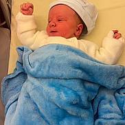 Lorenzo a rejoint le concours — aidez-le/la à gagner de superbes lots ! baby, newborn, blanket, blue_blanket, white_hat, white_sweater, infant, lying_down, cushion, bed, sleepwear, cute, indoors, child, face, peaceful, small_hands, soft_texture, resting, warm