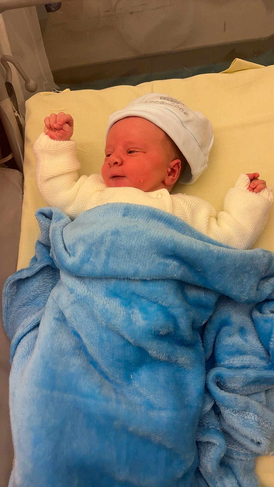 Lorenzo a rejoint le concours — aidez-le/la à gagner de superbes lots ! baby, newborn, blanket, blue_blanket, white_hat, white_sweater, infant, lying_down, cushion, bed, sleepwear, cute, indoors, child, face, peaceful, small_hands, soft_texture, resting, warm