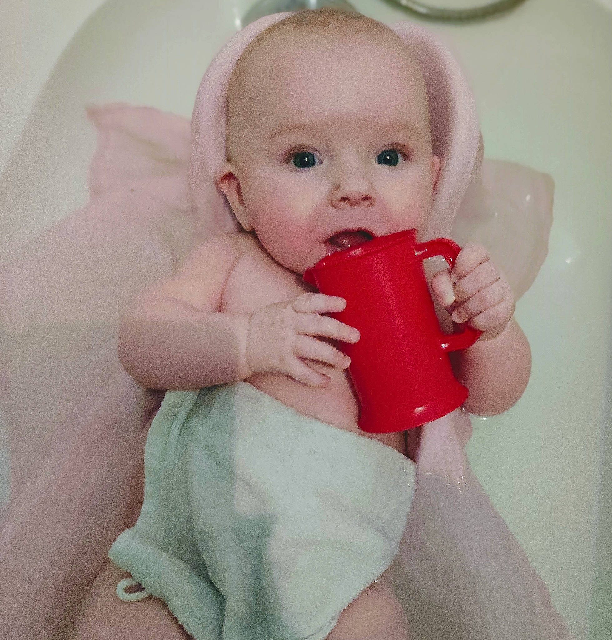 Orlane a rejoint le concours — aidez-le/la à gagner de superbes lots ! arm, baby, baby_toddler_clothing, cheek, comfort, drinkware, eyebrow, eyelash, finger, gesture, hand, happy, lip, neck, nose, person, pink, skin, sleeve, thumb