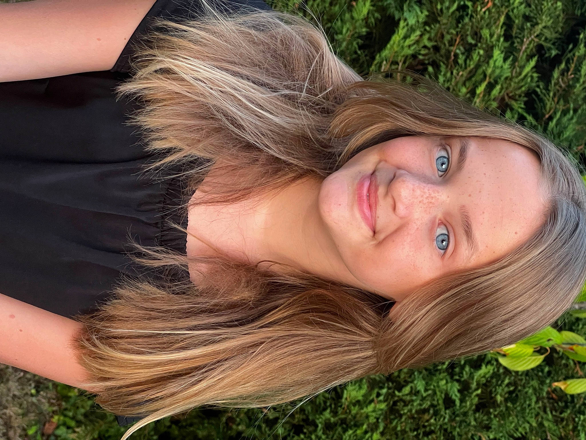 Charlotte a rejoint le concours — aidez-le/la à gagner de superbes lots ! blond, brown_hair, eyebrow, eyelash, fashion_accessory, feathered_hair, flash_photography, fun, grass, happy, iris, joy, layered_hair, lip, long_hair, nose, people_in_nature, person, portrait_photography, skin