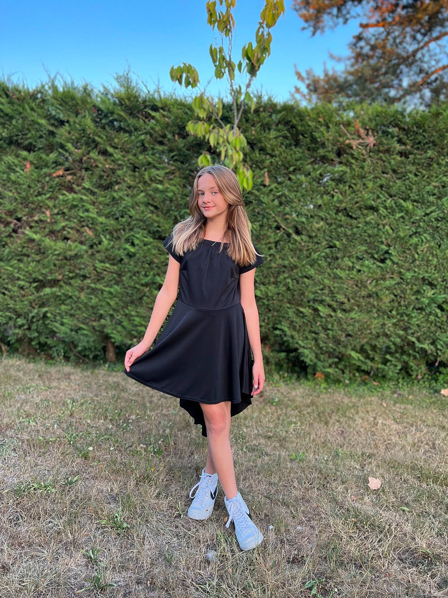 Charlotte participe au concours pour gagner de l'argent avec cette photo : blazer, day_dress, fashion_design, fawn, formal_wear, grass, grassland, hair, high_heels, human_leg, joy, knee, leg, one_piece_garment, person, plant, shoe, sky, sleeve, thigh
