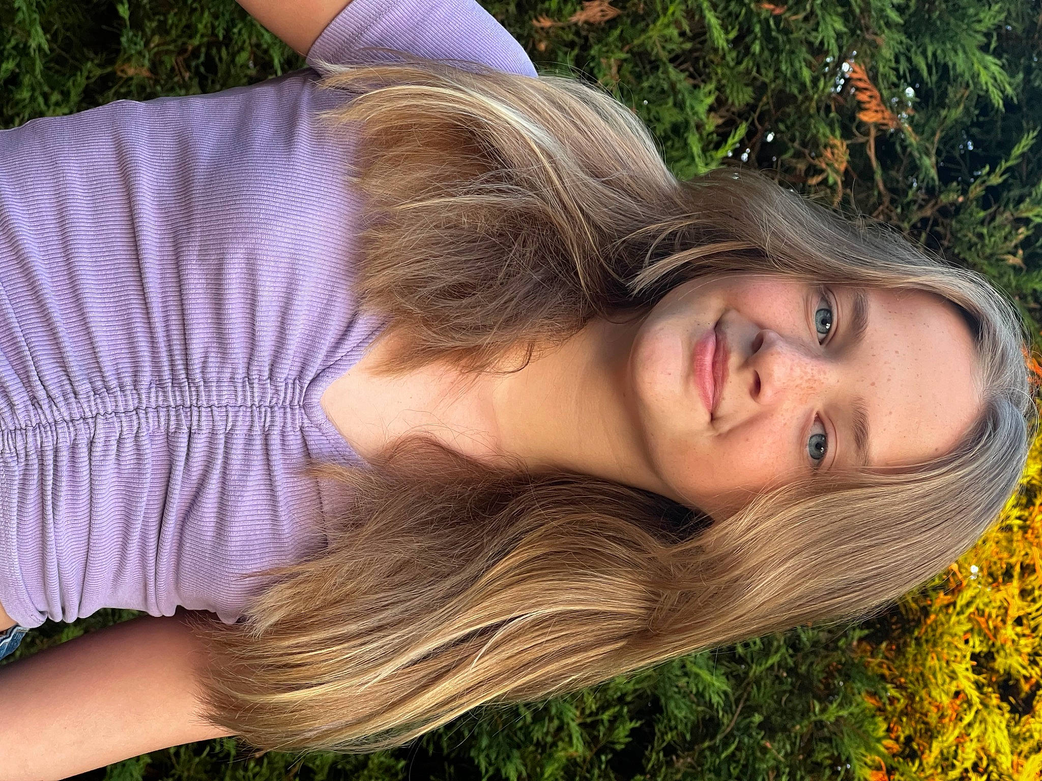 Charlotte a rejoint le concours — aidez-le/la à gagner de superbes lots ! beauty, black_hair, blond, brown_hair, eyelash, eyewear, fashion_accessory, flash_photography, fun, grass, grassland, green, happy, joy, leisure, lip, long_hair, people_in_nature, person, plant