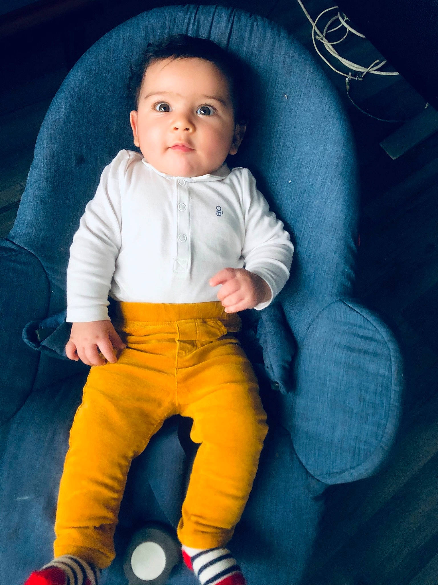Naïl a rejoint le concours — aidez-le/la à gagner de superbes lots ! baby, baby_products, baby_toddler_clothing, car_seat, cheek, child, child_model, comfort, cool, flash_photography, lap, person, pocket, portrait_photography, sitting, sleeve, sock, space, toddler