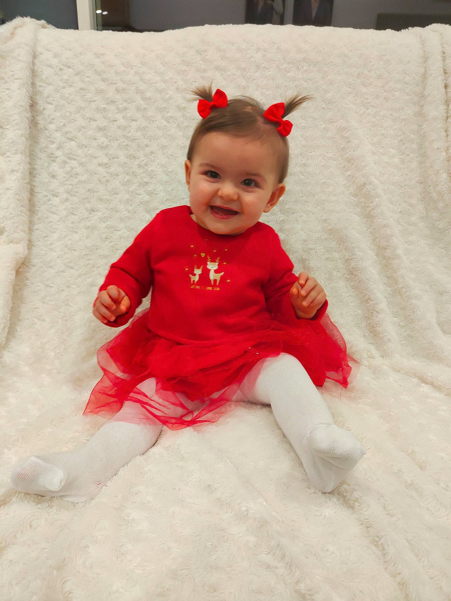 Clarisse participe au concours pour gagner de l'argent avec cette photo : baby, baby_toddler_clothing, child, costume_hat, dress, embellishment, fashion_accessory, flooring, happy, headband, jewellery, joy, linens, magenta, pattern, person, pink, sitting, sleeve, smile