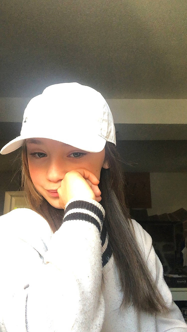 Emma a rejoint le concours — aidez-le/la à gagner de superbes lots ! baseball_cap, cap, eyelash, fashion_accessory, flash_photography, fur, gesture, happy, hard_hat, hat, headgear, headwear, helmet, lip, person, personal_protective_equipment, portrait_photography, sleeve, smile, sports_gear