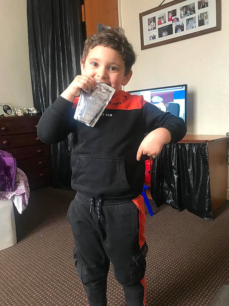 Amari is registered to the contest to win money with this photo: abdomen, bag, belt, comfort, curtain, electric_blue, event, fashion_accessory, formal_wear, fun, joint, knee, luggage_and_bags, person, picture_frame, sleeve, smile, thigh, thumb, trunk