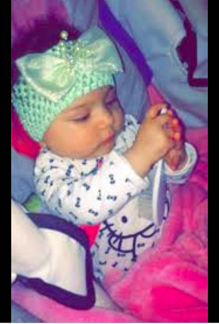 Rosa participe au concours pour gagner de l'argent avec cette photo : baby, baby_products, baby_sleeping, baby_toddler_clothing, cap, cheek, child, comfort, fun, happy, headgear, headwear, magenta, pattern, person, photo_caption, pink, purple, sitting, thumb