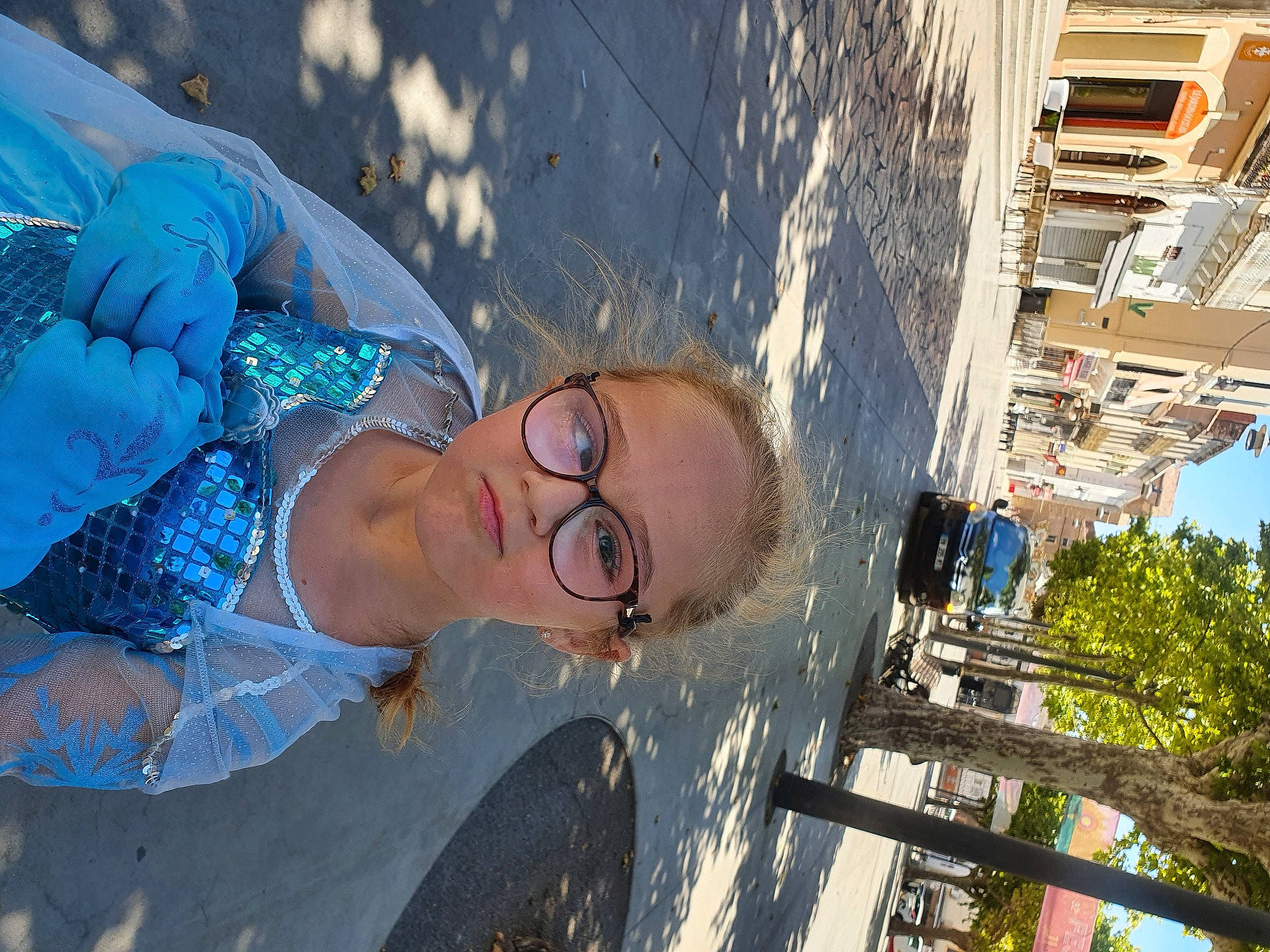 Hodaya participe au concours pour gagner de l'argent avec cette photo : building, cool, daytime, electric_blue, eyewear, fun, glasses, grass, happy, leisure, person, plant, recreation, sky, smile, spring, sunglasses, tree, vision_care, water