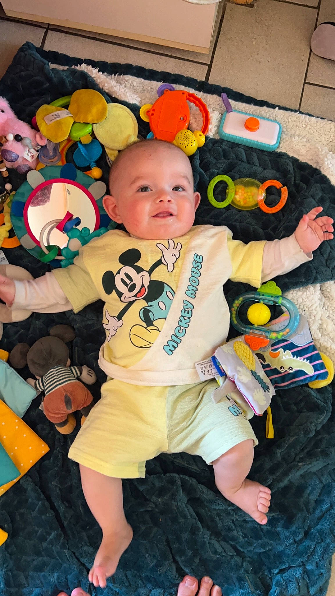 Lenzo a rejoint le concours — aidez-le/la à gagner de superbes lots ! baby, baby_toddler_clothing, cheek, child, flooring, fun, happy, linens, mammal, orange, people, person, play, room, shorts, smile, stuffed_toy, t_shirt, toddler, toy