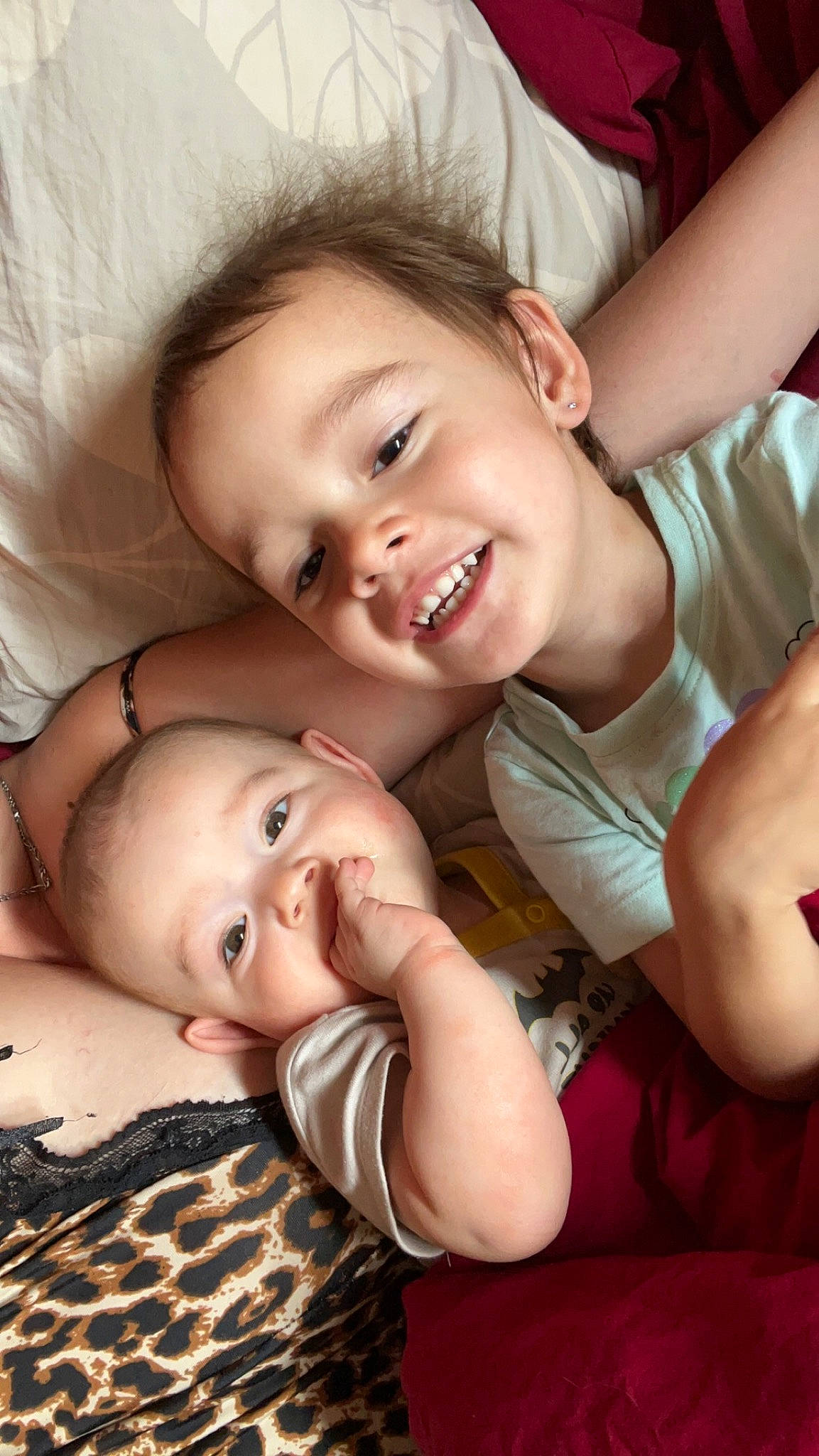 Lenzo a rejoint le concours — aidez-le/la à gagner de superbes lots ! cheek, chin, comfort, eye, face, finger, flash_photography, fun, gesture, grass, hand, happy, interaction, iris, joy, mouth, muscle, nose, person, skin