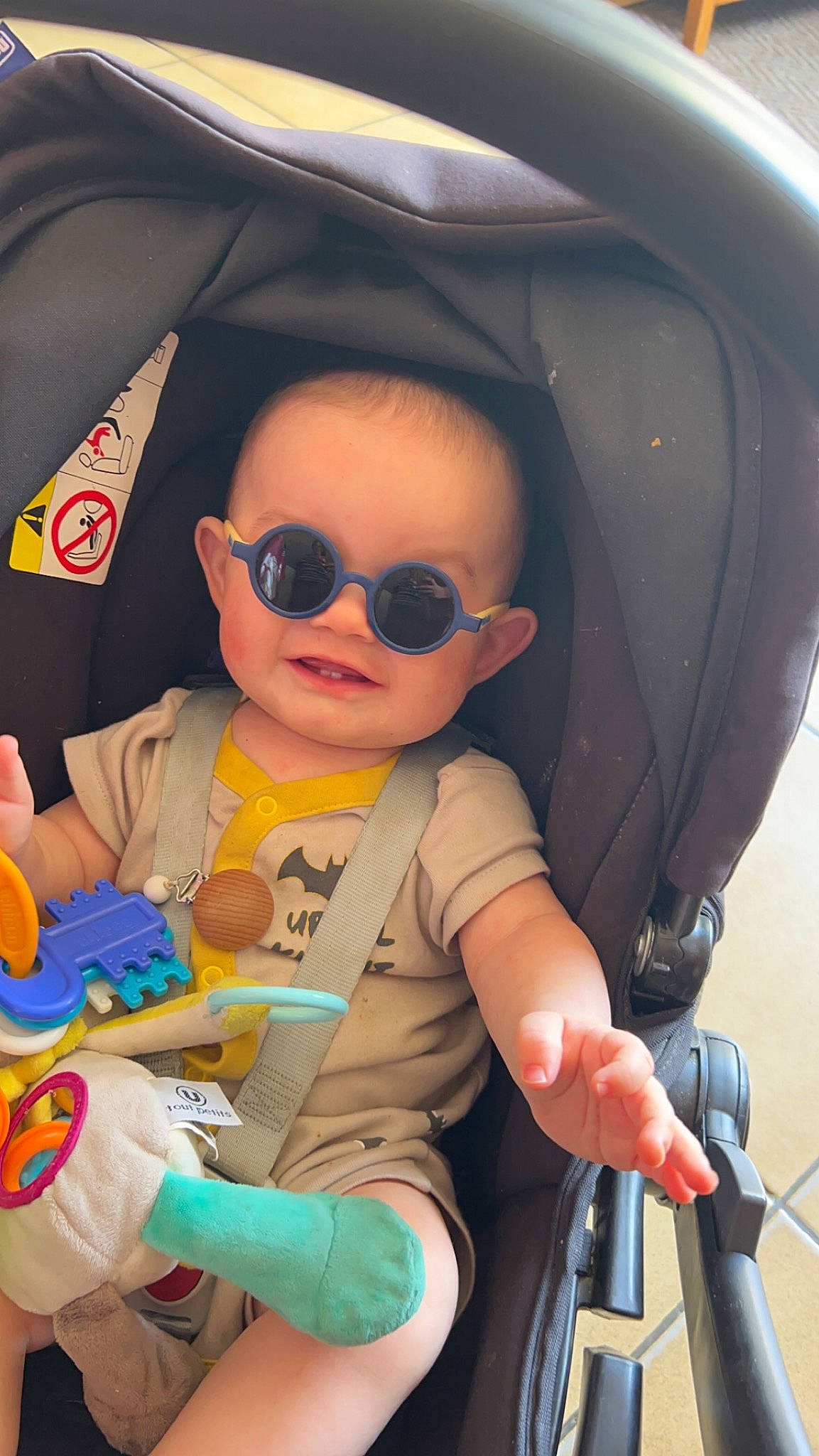 Lenzo a rejoint le concours — aidez-le/la à gagner de superbes lots ! baby, baby_carriage, baby_products, car_seat, child, cool, eyewear, fun, glasses, goggles, nose, person, personal_protective_equipment, product, seat_belt, skin, snapshot, sunglasses, toddler, vehicle_door