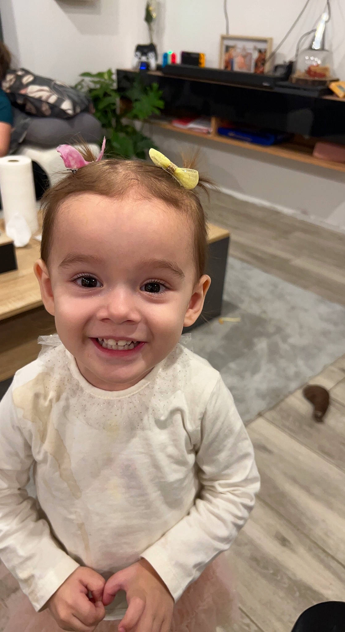 Lina a rejoint le concours — aidez-le/la à gagner de superbes lots ! baby, baby_toddler_clothing, chair, cheek, child, fashion_accessory, flooring, fun, happy, hardwood, headpiece, iris, joy, leisure, person, sitting, skin, sleeve, smile, toddler