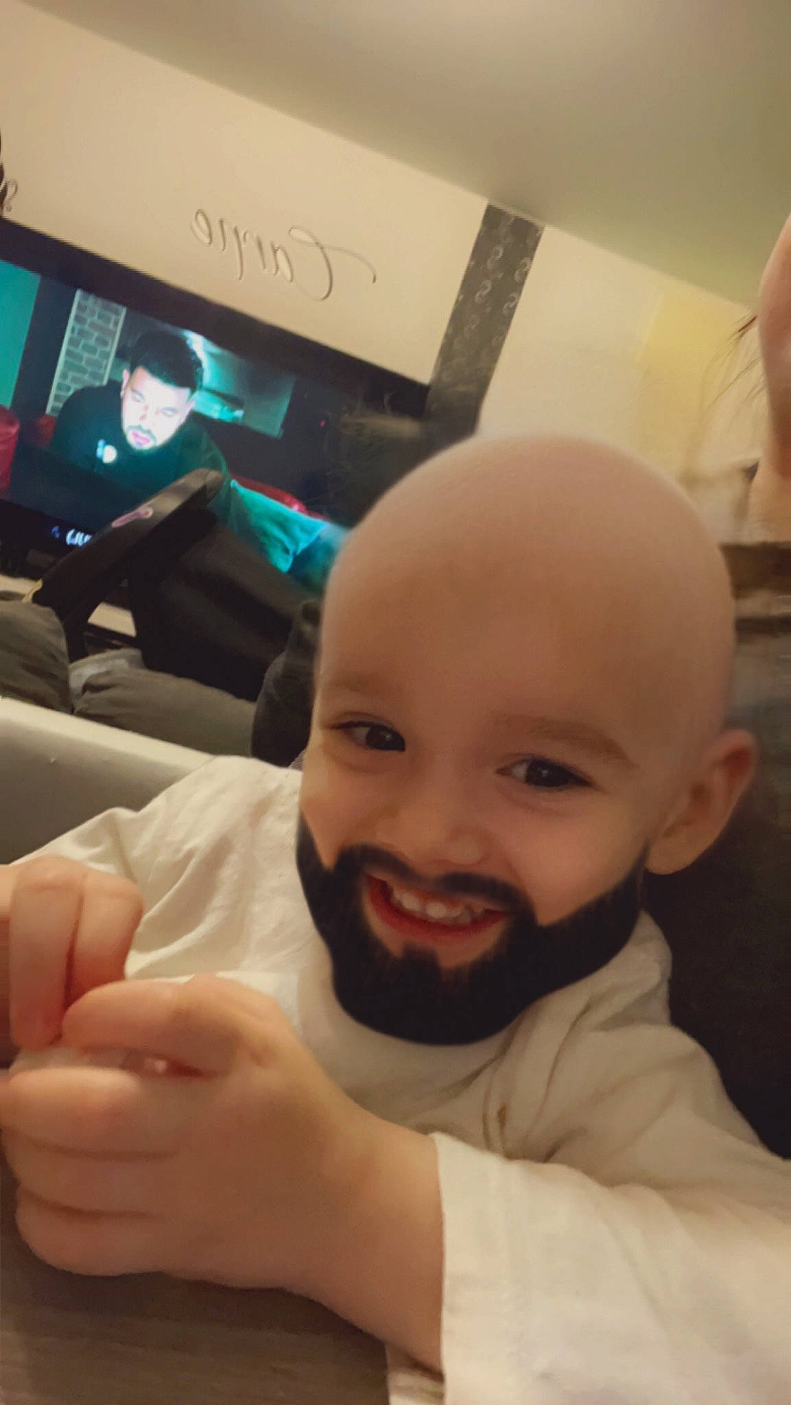 Lina participe au concours pour gagner de l'argent avec cette photo : baby, cheek, child, eyebrow, finger, fun, gesture, hairstyle, happy, jaw, joy, mouth, muscle, nose, person, room, skin, smile, thumb, toddler