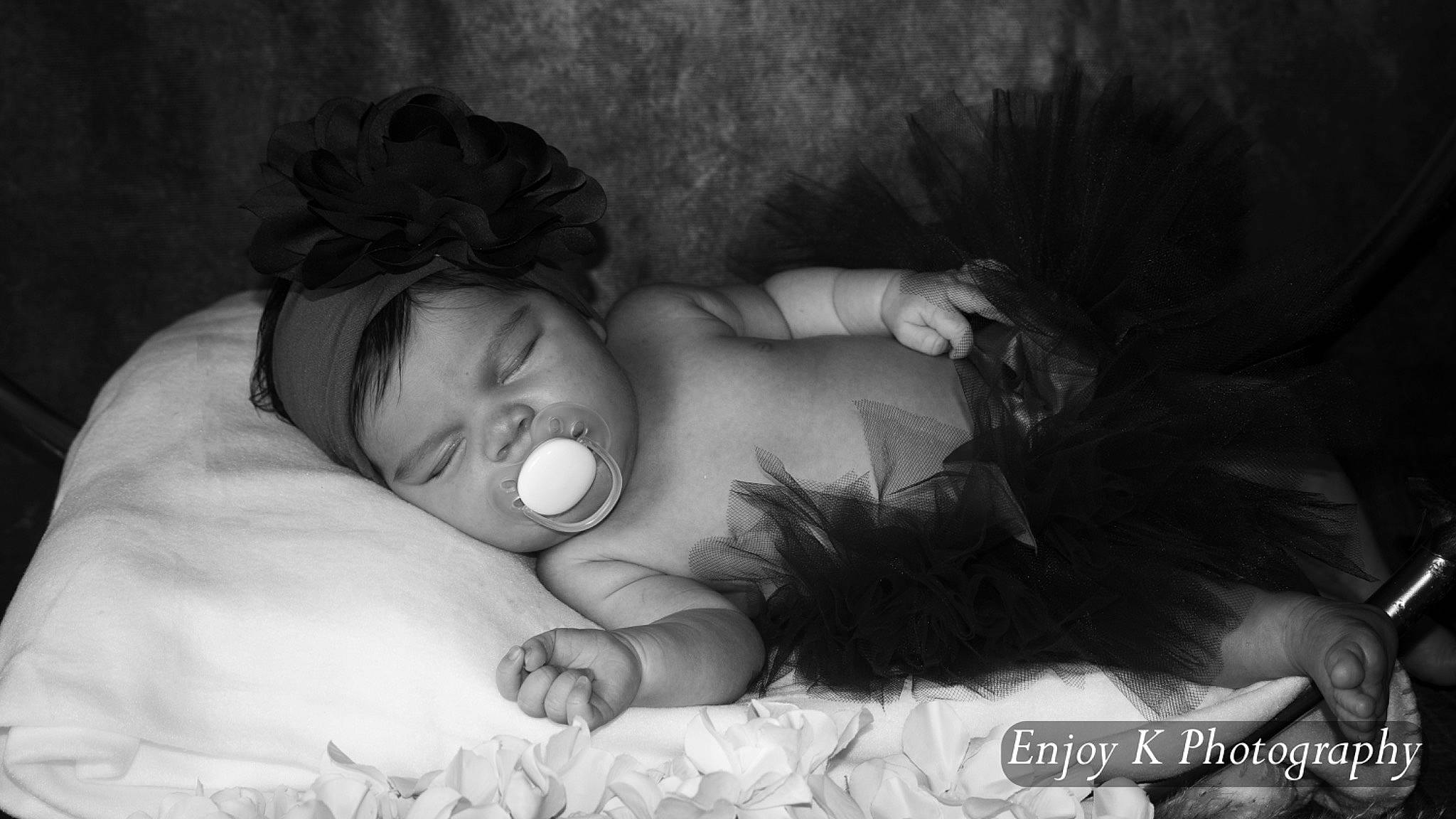 Cameron participe au concours pour gagner de l'argent avec cette photo : baby, bedtime, black_and_white, child, comfort, darkness, eye, flash_photography, fur, gesture, grass, happy, human_body, linens, monochrome, monochrome_photography, person, sitting, stock_photography, textile