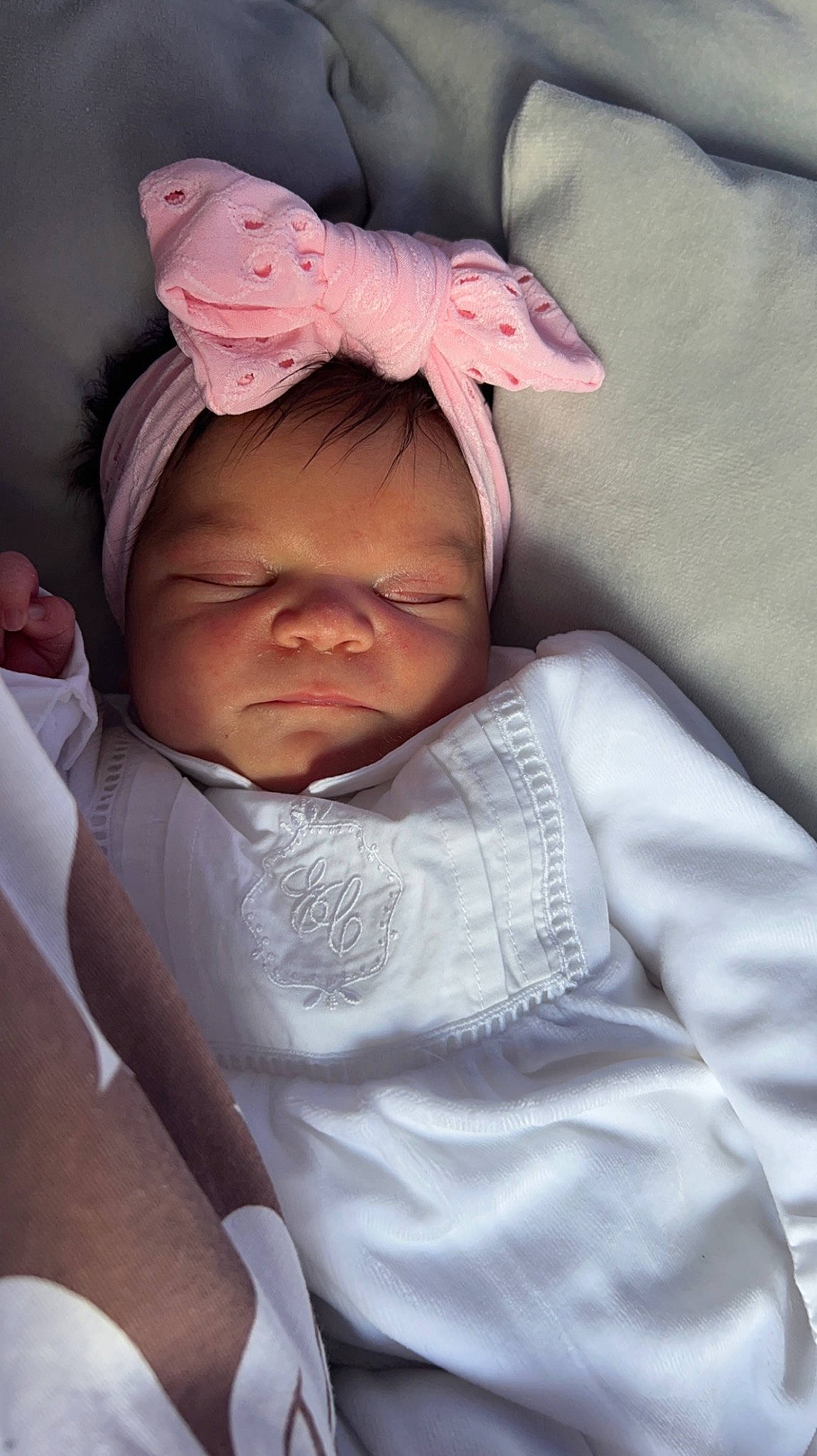 Cameron a rejoint le concours — aidez-le/la à gagner de superbes lots ! baby, baby_toddler_clothing, cheek, chin, comfort, eye, eyebrow, finger, gesture, hand, head, lip, mouth, neck, nose, person, pink, skin, sleeve, textile