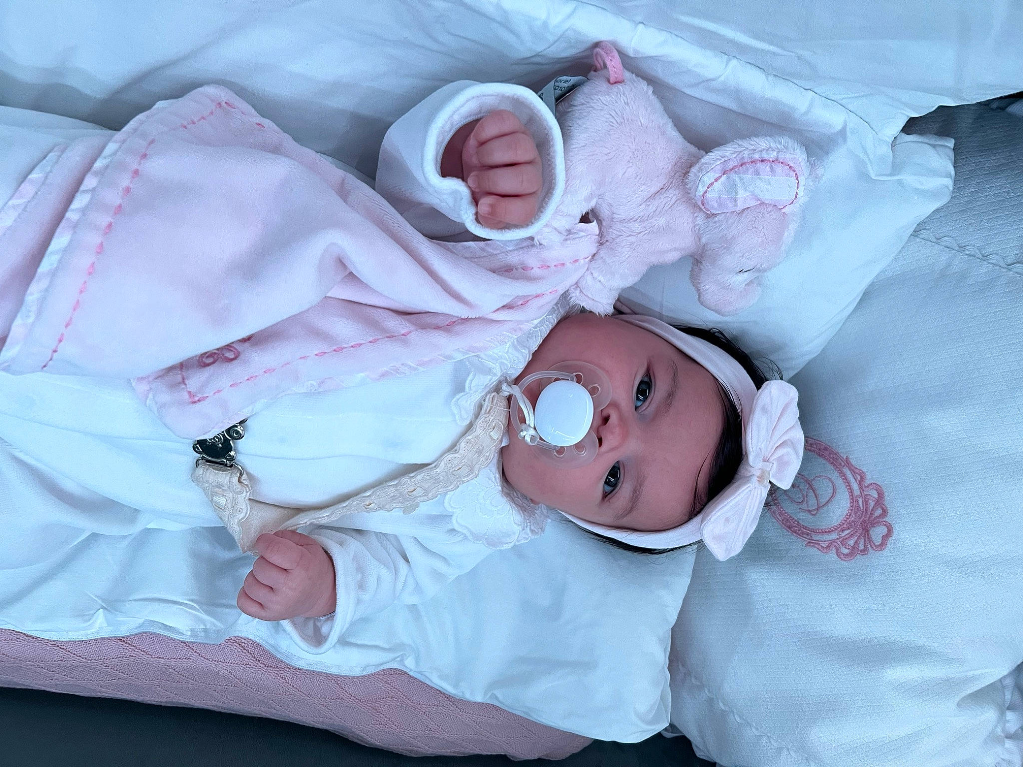 Cameron a rejoint le concours — aidez-le/la à gagner de superbes lots ! baby, baby_products, baby_toddler_clothing, child, comfort, hat, headwear, linens, person, pink, room, skin, sleeve, smile, textile, toddler