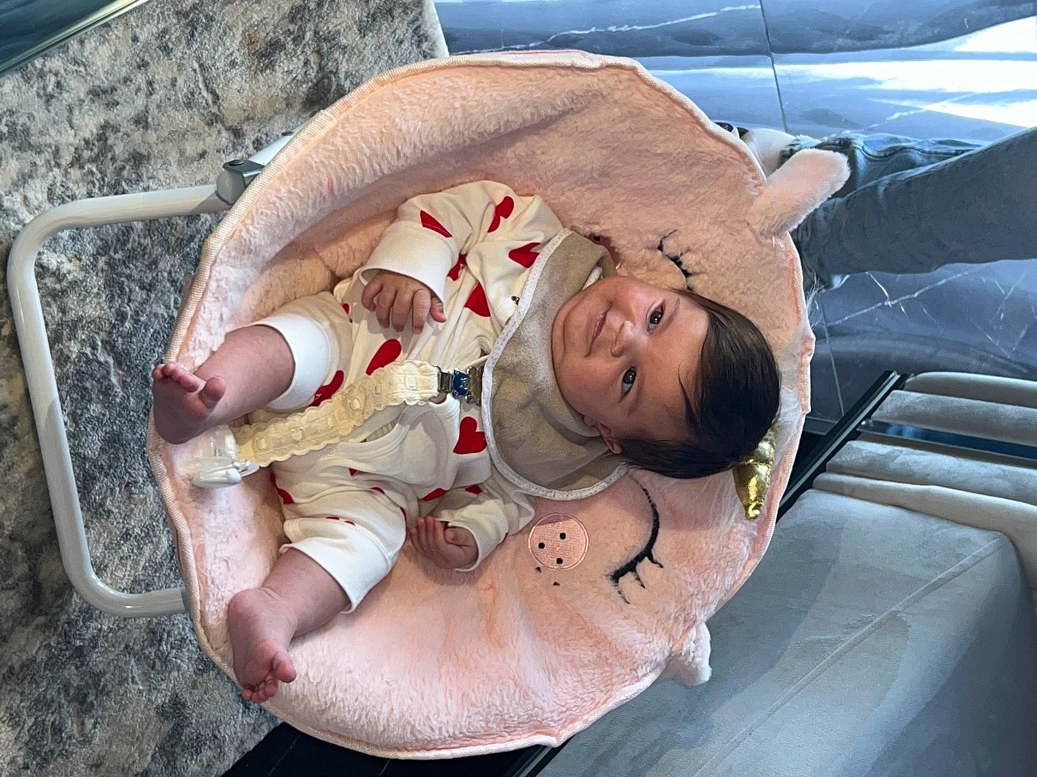 Cameron a rejoint le concours — aidez-le/la à gagner de superbes lots ! baby, baby_carriage, baby_products, baby_sleeping, baby_toddler_clothing, child, comfort, family_car, foot, fun, grass, leisure, linens, luxury_vehicle, person, sandal, sitting, smile, toddler, vacation